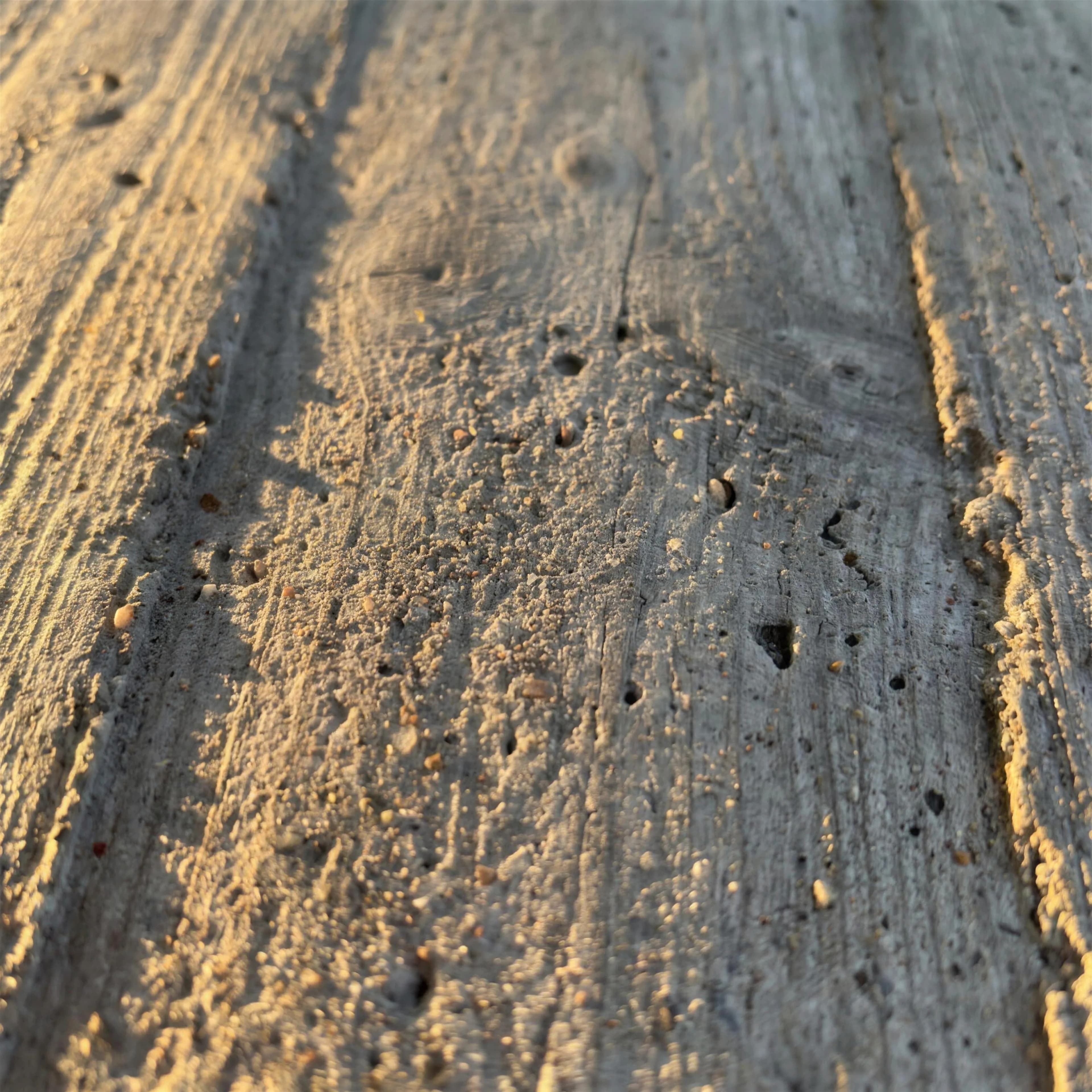 Textura macro de concreto aparente con veta de cimbra de madera