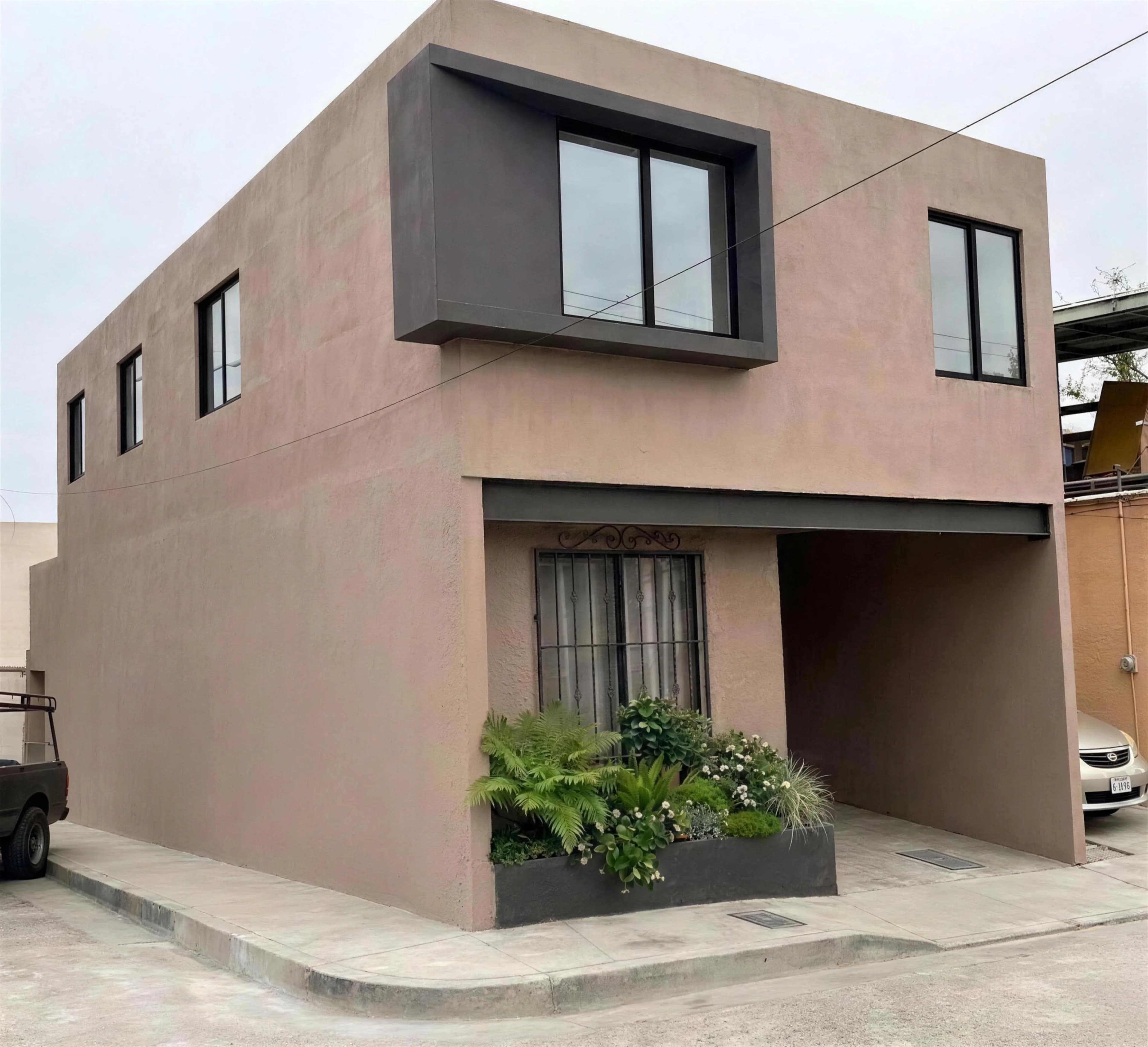 Ampliación Real de San Francisco terminada: segundo nivel con ventanal enmarcado sobre vivienda existente